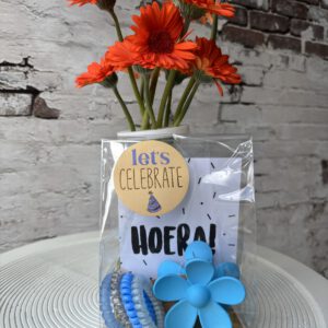 Haarklem bloem blauw - 4 draai elastiekjes - kaart Hoera