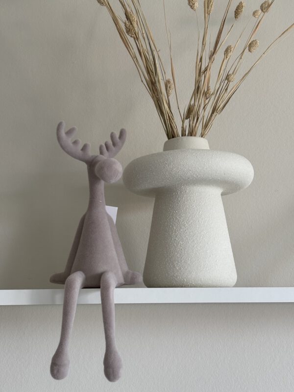Hert zittend flocked taupe