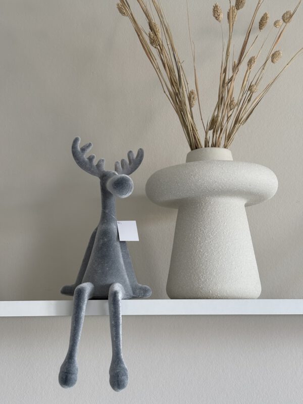 Hert zittend flocked grijs