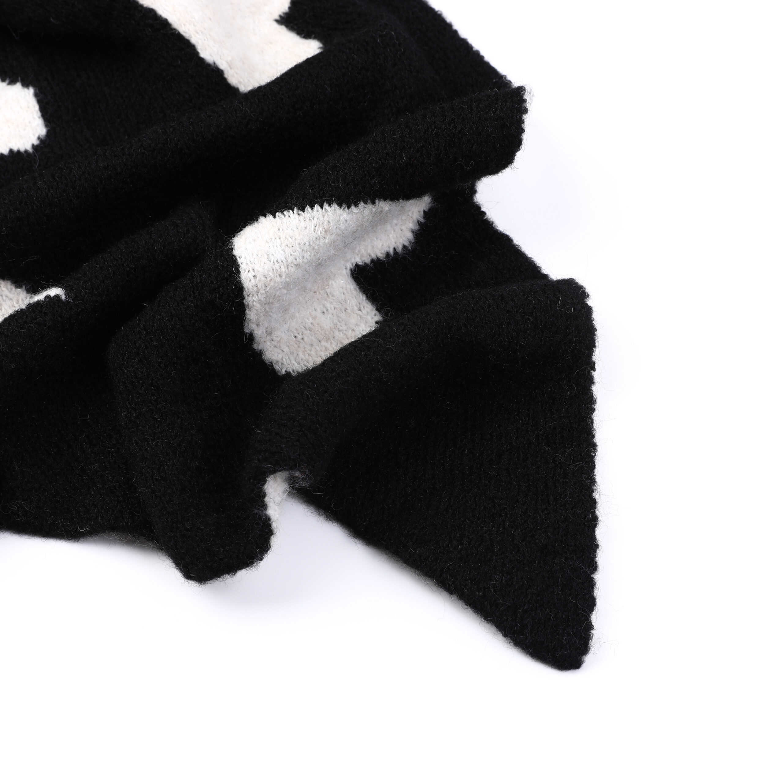 Zachte wintersjaal zwart met hartjes - Afbeelding 2