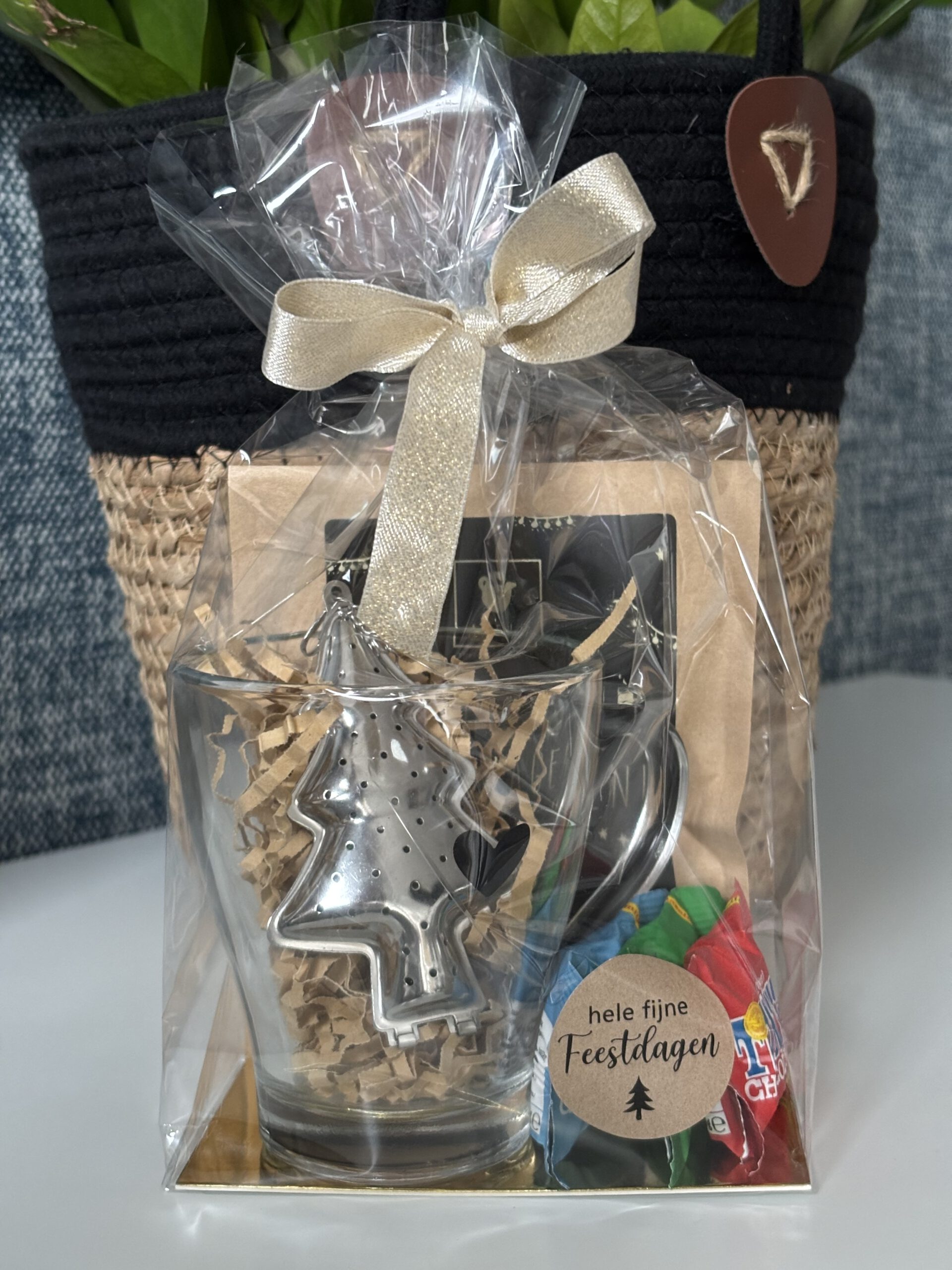 Kerstattentie - Fijne Feestdagen thee - kerstboom theezeefje - theeglas - chocolade
