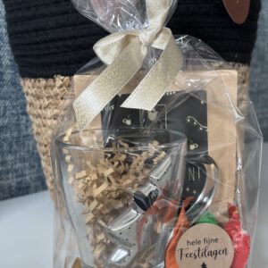 Kerstattentie - Fijne Feestdagen thee - kerstboom theezeefje - theeglas - chocolade (kopie)