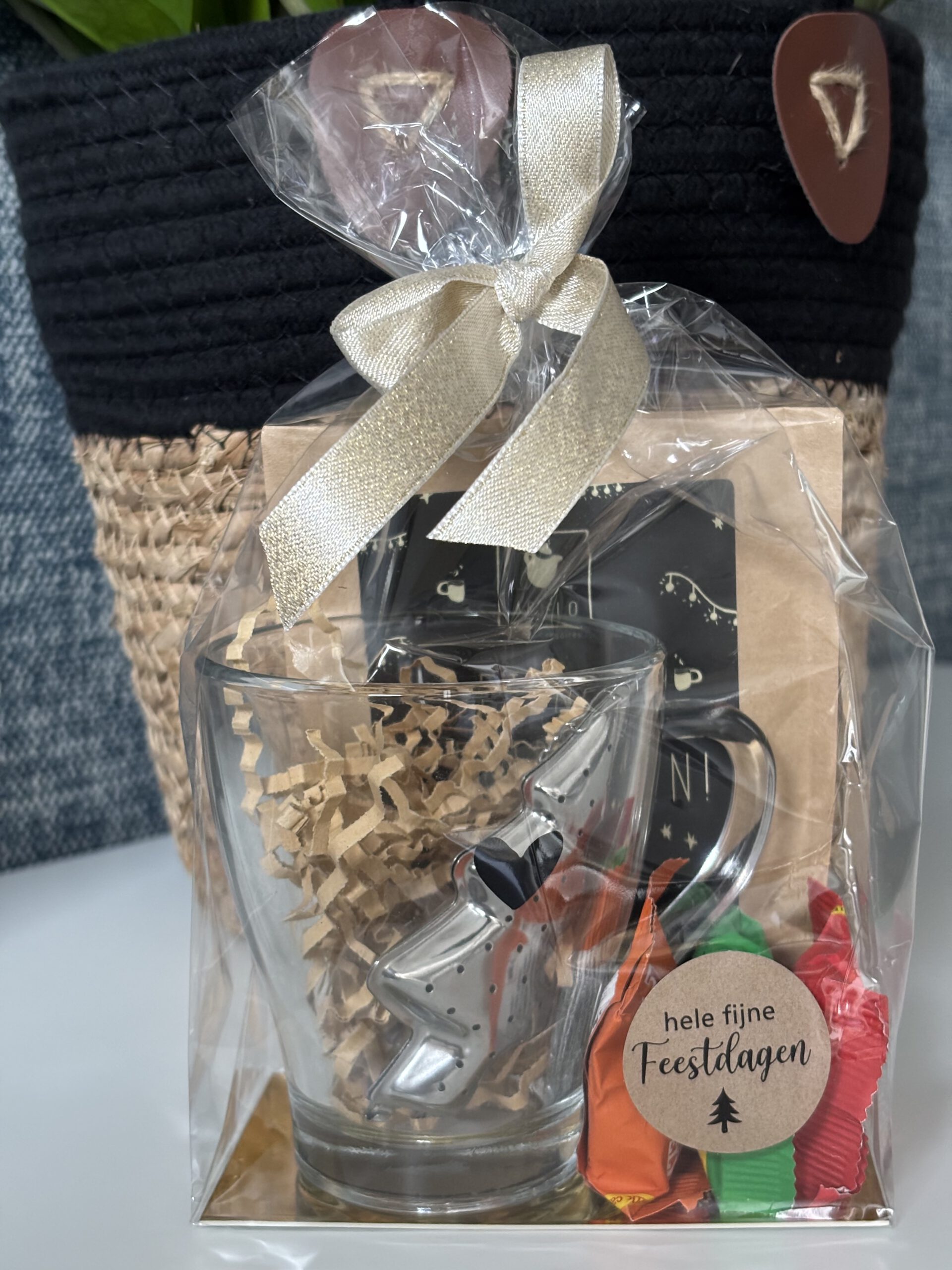 Kerstattentie - Fijne Feestdagen thee - kerstboom theezeefje - theeglas - chocolade (kopie)