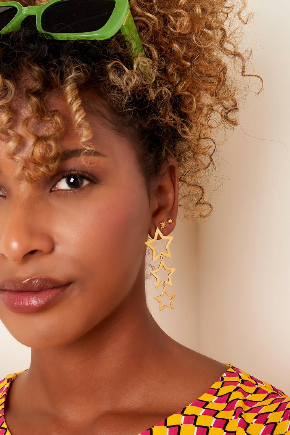 Sterren oorbellen goud stainless steel - Afbeelding 2