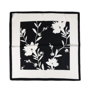 Sjaaltje offwhite / zwart met bloemen print 70 x 70 cm