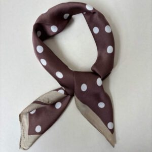 Sjaal bruin met witte stip 70 x 70 cm